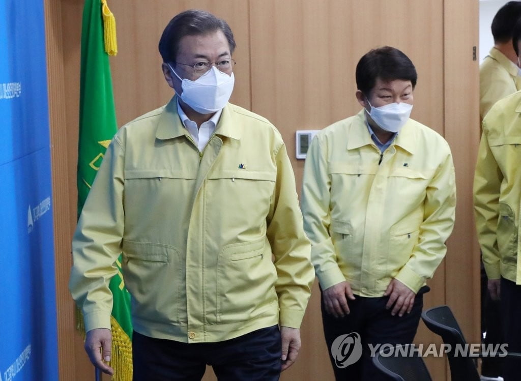 "마스크 대책 최우선 강구하라"...문 대통령 긴급지시