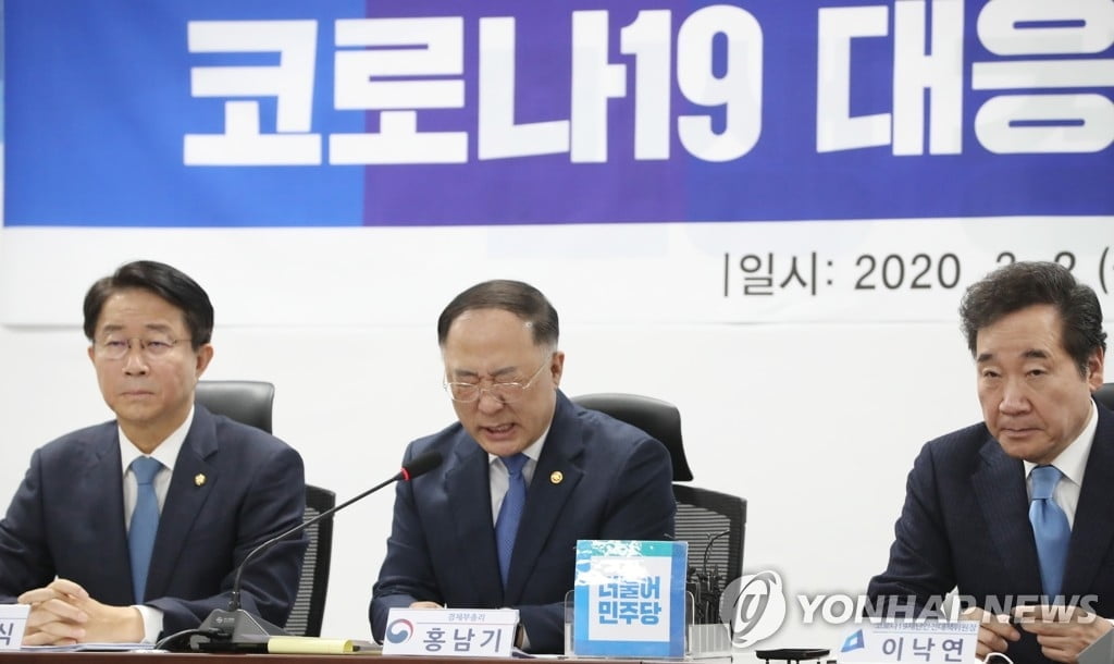 울컥한 홍남기 "국민 마음 더 깊이 헤아리겠다"