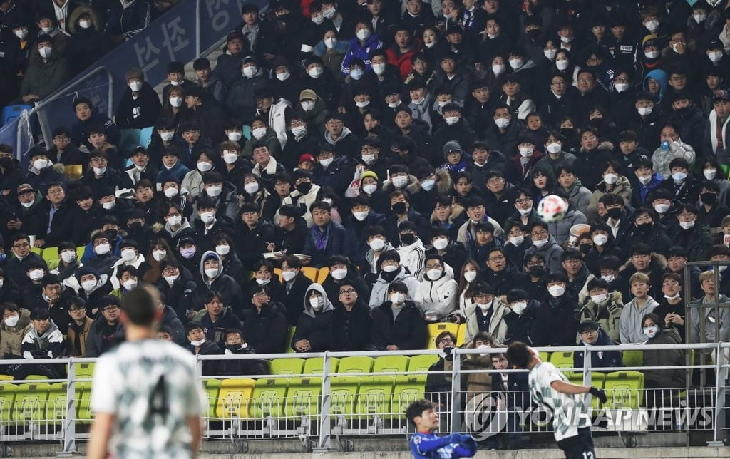 프로축구 수원-고베전 때 `신천지 확진자` 관전…"무증상 입장"