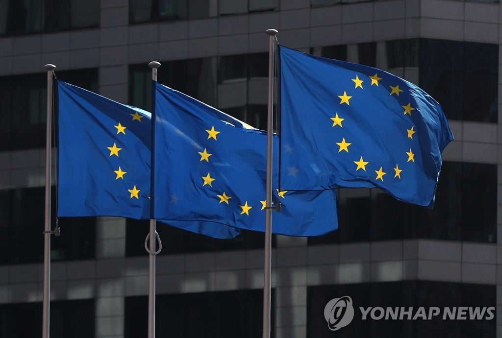 EU, 코로나19 위험 `높음`으로 격상…"18개국서 2,100명 확진"