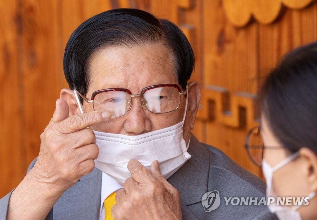 이재명, 신천지 `평화의 궁전` 직접 방문…"이만희 회장 코로나19 검사"