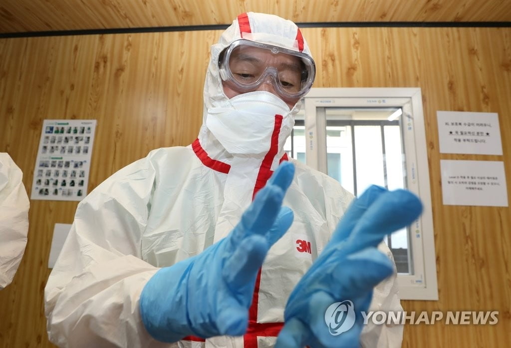 `의사` 안철수, 이틀째 대구서 진료봉사…"필요할 때까지 계속"