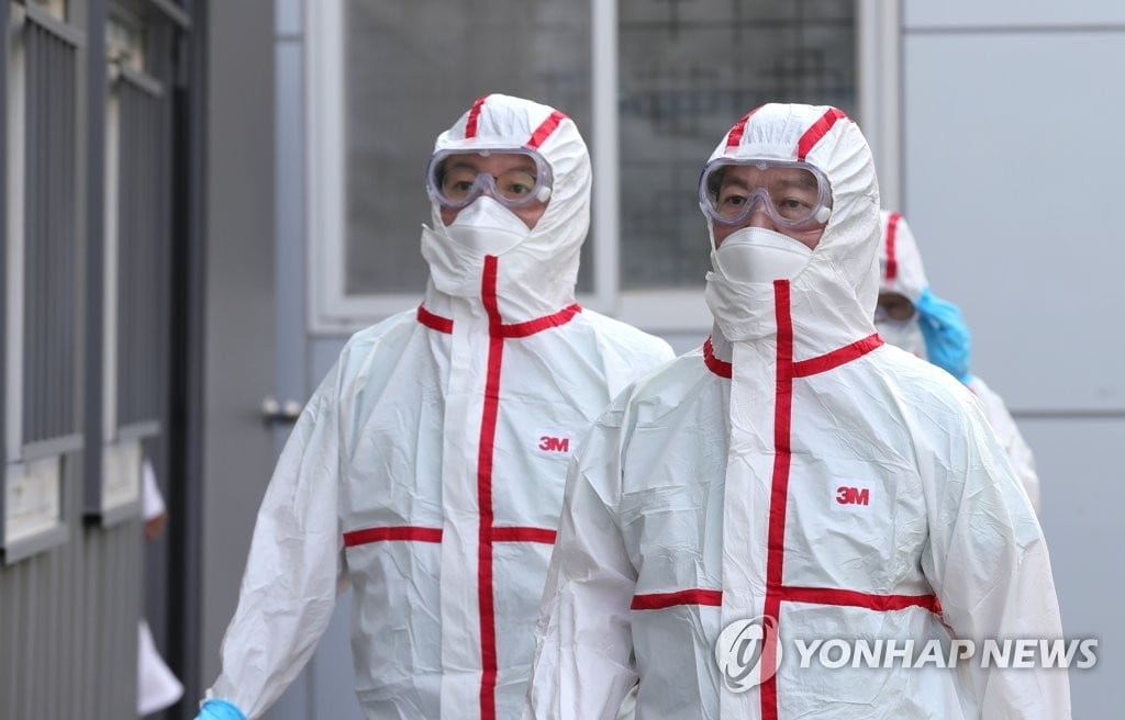 `의사` 안철수, 이틀째 대구서 진료봉사…"필요할 때까지 계속"