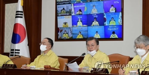 문 대통령 "마스크 불편 매우 송구"…30조 재정 투입