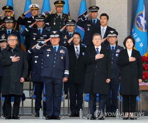 문 대통령, 공사 졸업식 참석…"한반도 운명 스스로 결정해야"