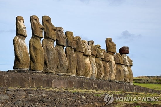 칠레 이스터섬 `모아이 석상`, 주민 트럭에 받혀 `와르르`