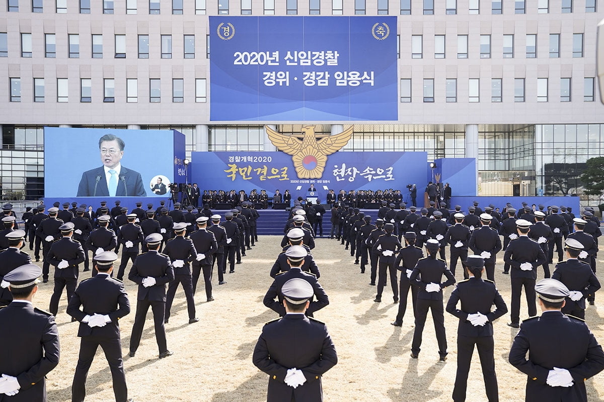 문 대통령 "국민의 신뢰가 생명"…청년경찰 첫걸음 축하 [전문]