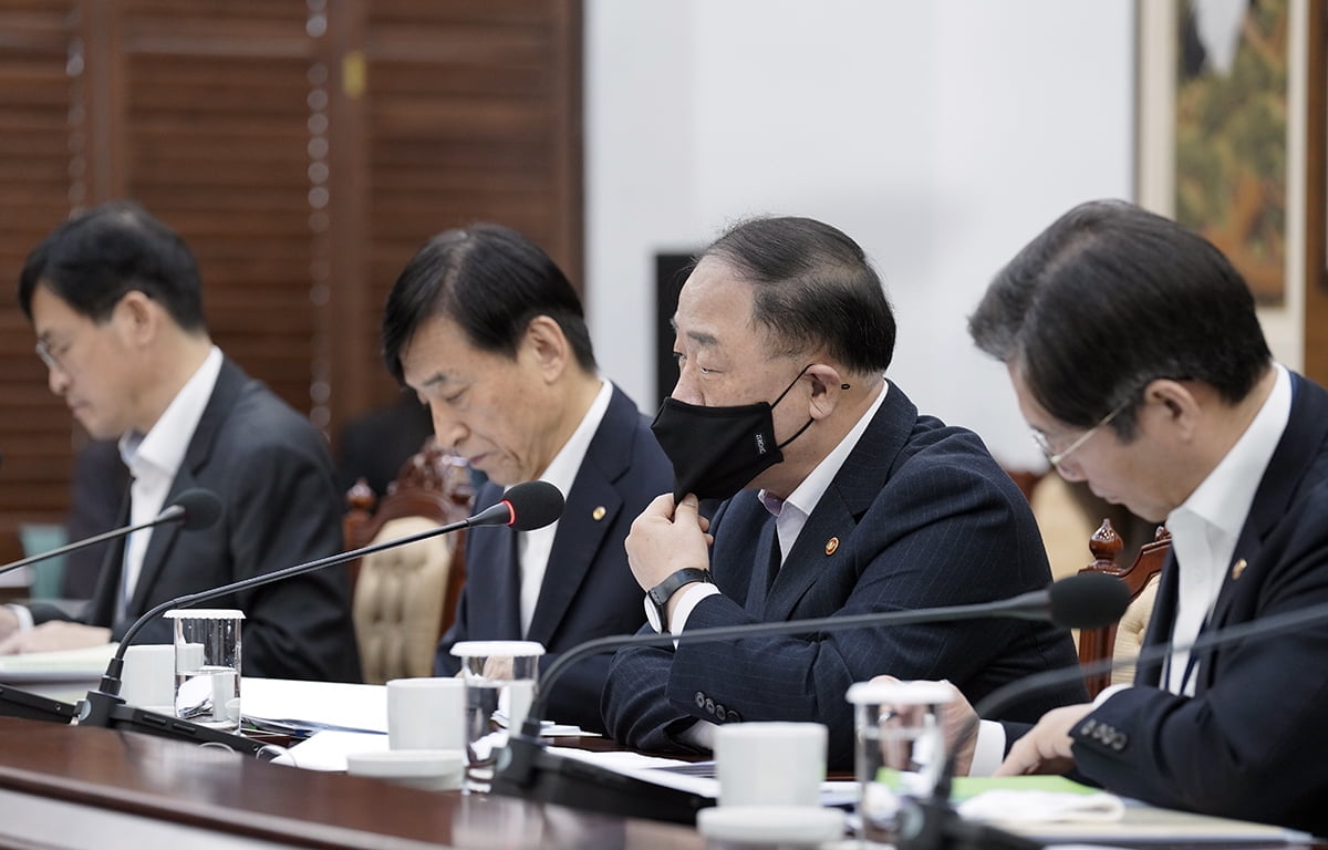 문 대통령 "비상 경제시국…전례없는 대책 만들어야"