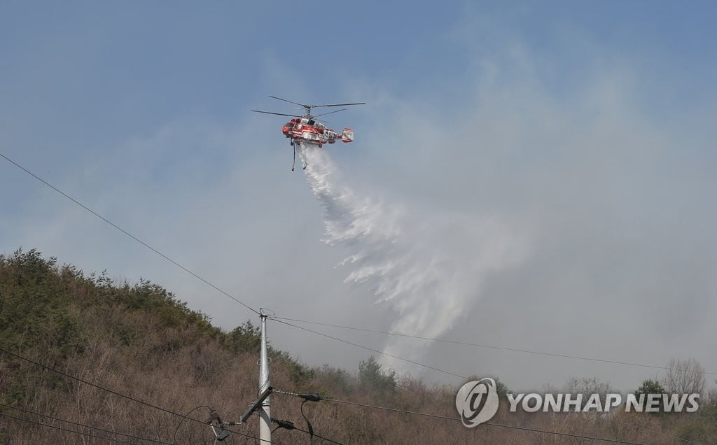 강풍 속 산불 진화하다 헬기 추락…탑승자 2명 생사 미확인