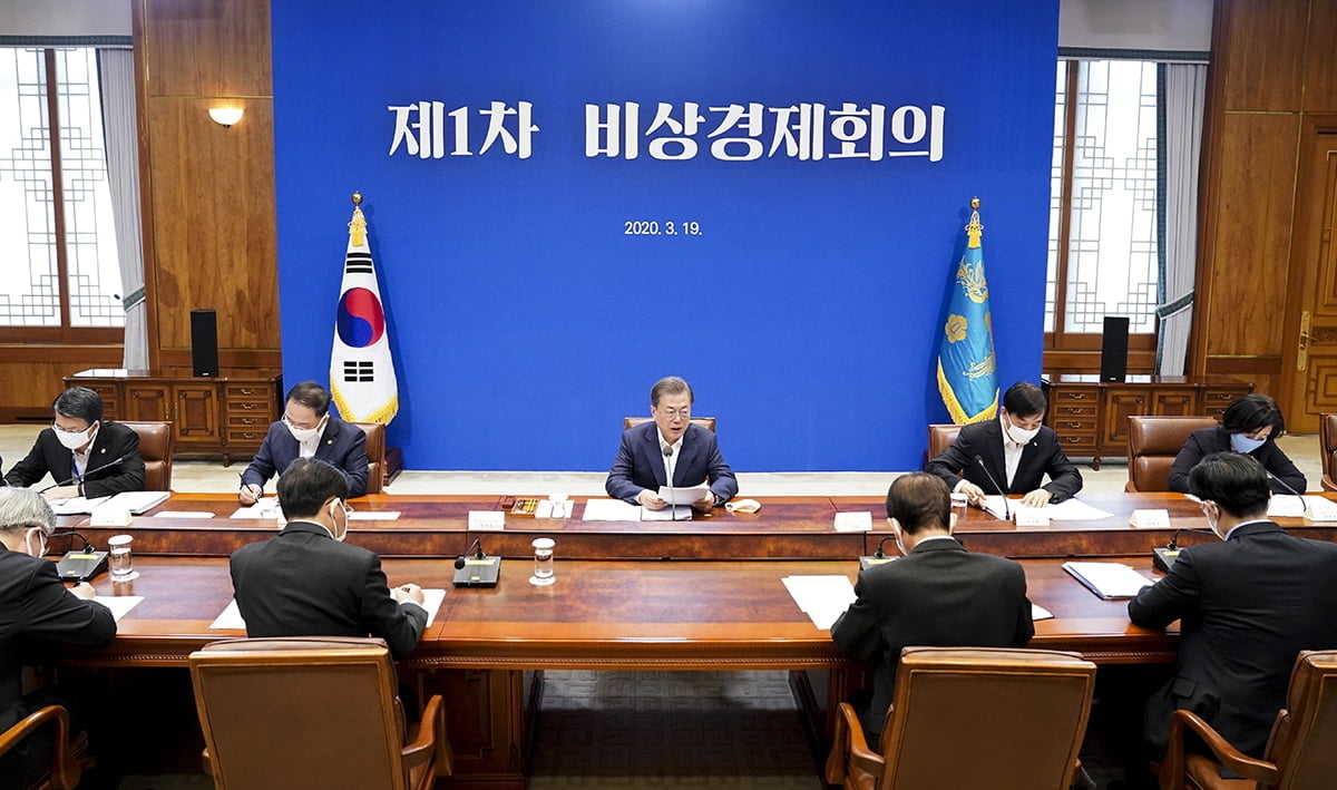 재난소득 도입 여부…靑 "경제상황·지자체 노력 등에 따라"