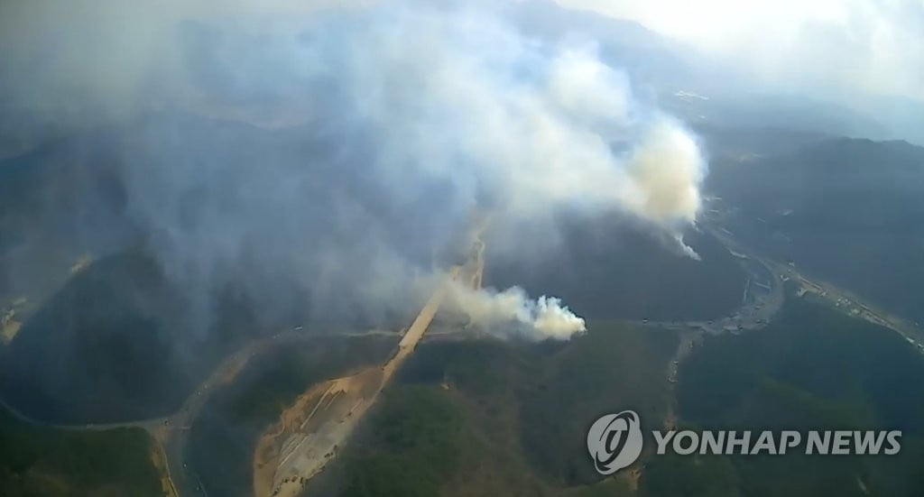 울산서 산불진화 헬기 추락…탑승자 2명중 1명 구조