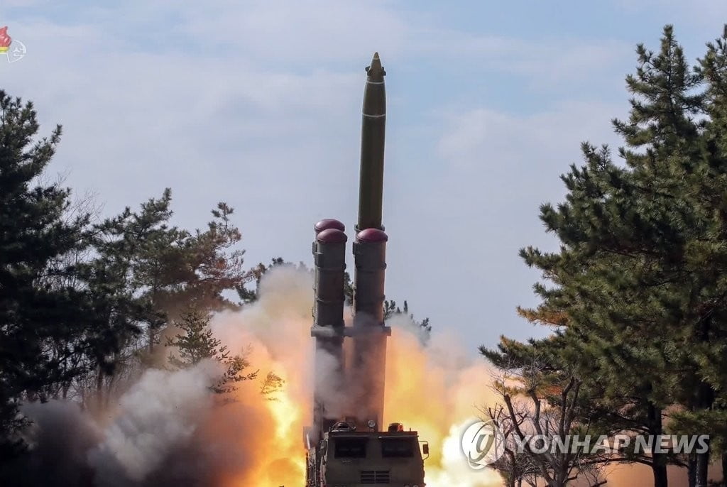 북한, 12일 만에 또 쐈다…단거리탄도미사일 2발 추정