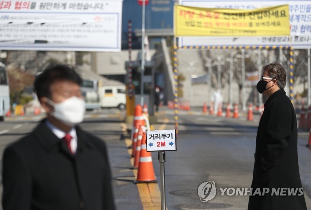 정부 `영업중단` 권고 바로 다음 날에…사랑제일교회 등 현장예배 강행