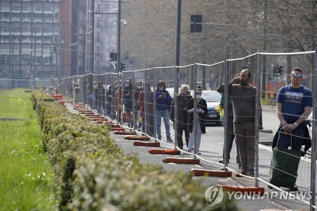 전세계 10억명 `외출 자제`...공장은 멈추고 화장장 24시간 가동