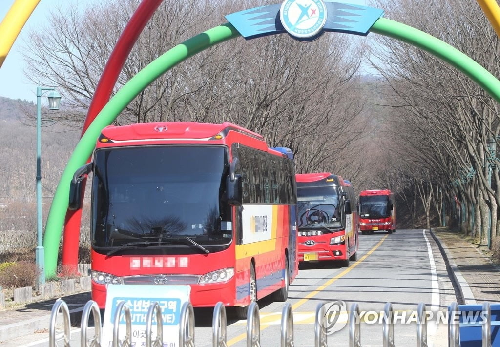 유럽발 `무증상` 입국자 440여명 천안 검사시설 도착