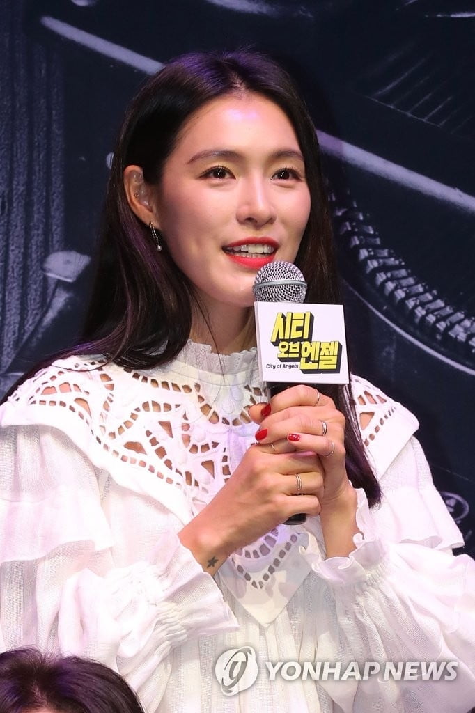 가희, 해변 나들이 `악플`에 "그저 부모의 마음" 해명