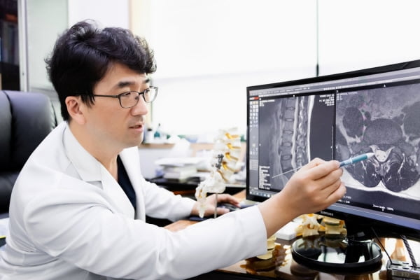 MRI서 못 찾은 허리통증…다학제 협진 체계로 원인 찾고, 내시경으로 치료 진행