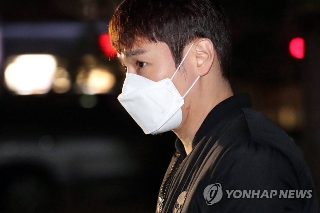 `음주운전` 환희, 마스크 쓴 채로 경찰 출석…"죄송합니다"