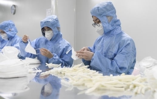 첫 수입 마스크용 부직포 물량 2.5톤 투입…최대 250만장 추가 생산