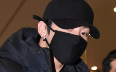 '이러니 안 사랑하고 배겨?' 방탄소년단 정국, 퇴근길 실내등 켜주는 팬서비스