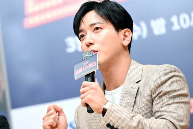 [TEN 포토] '트롯신이 떴다' 정용화, '향기나는 인사말'