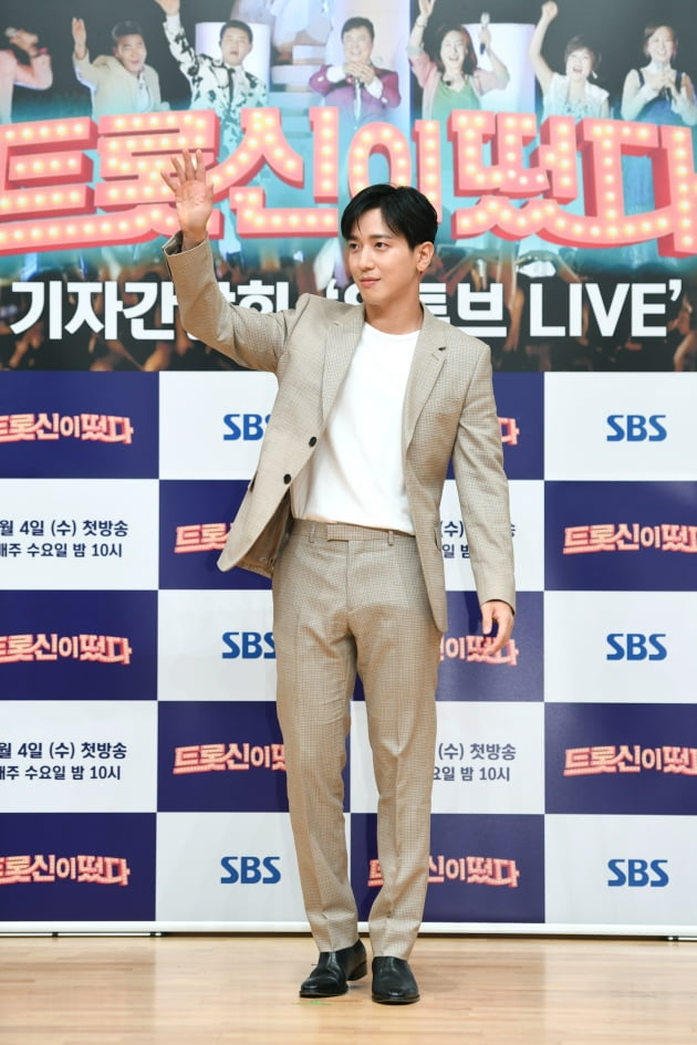 [TEN 포토] '트롯신이 떴다' 정용화, '훈훈한 남자'