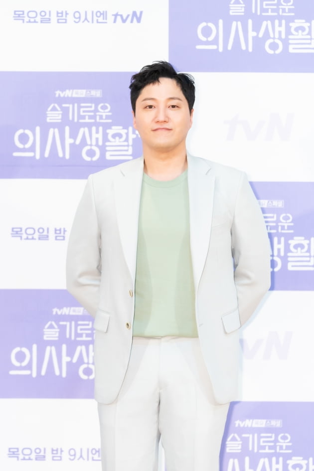 [TEN 포토] '슬기로운 의사생활' 김대명, '반쪽이 된 얼굴'