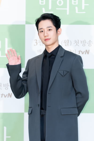 [TEN 포토] '반의반' 정해인, '시선 매료시키는 인사'