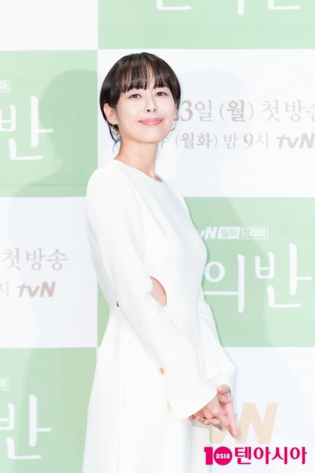 배우 이하나가 16일 오후 생중계된 tvN 새 월화드라마 ‘반의반’ 제작발표회에 참석했다. /사진제공=tvN