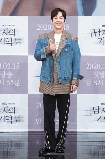 [TEN 포토] '그 남자의 기억법' 윤종훈, '훈훈함에 엄지 척'