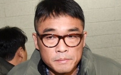 김건모, 기소의견 검찰 송치…성폭행 혐의 적용