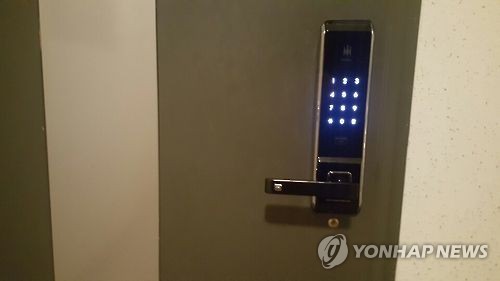 현관문 세게 열어 이웃 부상…법원 "과실치상 유죄"