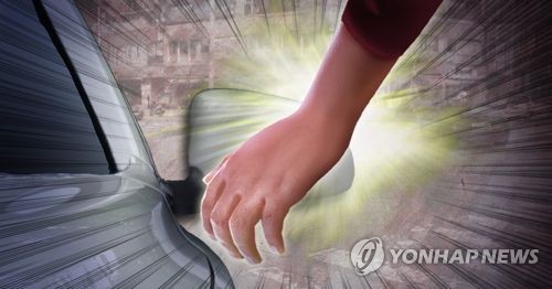 휴대전화 쥐고 車사이드미러 친 뒤 '수리비 달라'…60대 영장