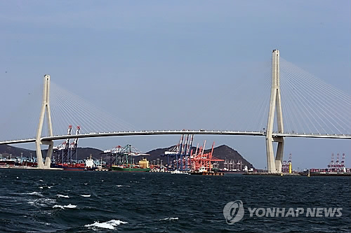 부산항 4부두 인근 해양오염 신고…해경 조사