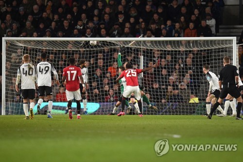 맨유, 웨인 루니 버틴 더비에 3-0 완승…FA컵 8강 진출