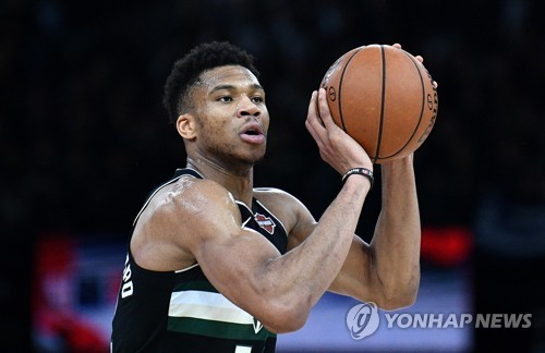 NBA 아데토쿤보, 경기장 노동자들에게 1억2천만원 기부