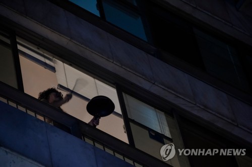 손수건 내걸고 창가에서 냄비 두드리고…코로나 속 중남미 시위