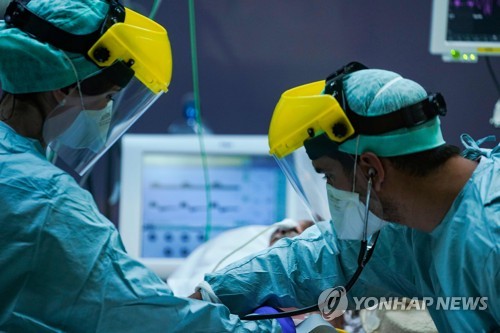 코로나19 안전지대 없다…30대 외교관, 건강한 20대 잇단 사망