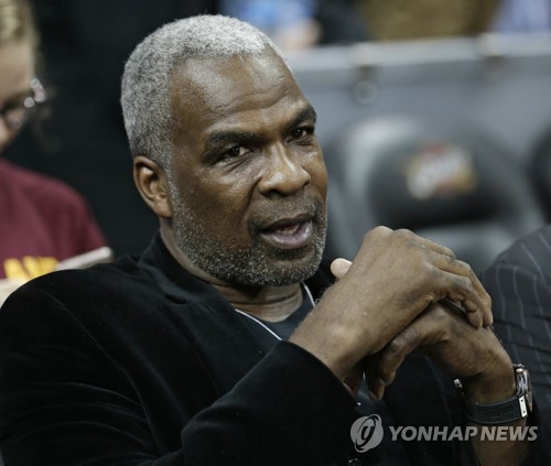 전 NBA 선수 오클리, 영화 감독 리 퇴장시킨 뉴욕 구단 비난