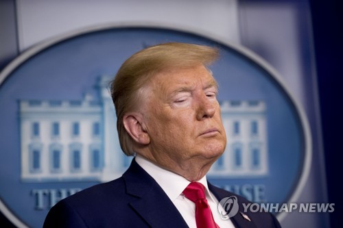 트럼프, 미국 첫 사망자에 긴급회견…대구 포함 여행금지로 대응