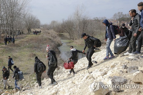 EU "터키, 이주민 악용 말라" 정면 비판…"불법 월경 불용"