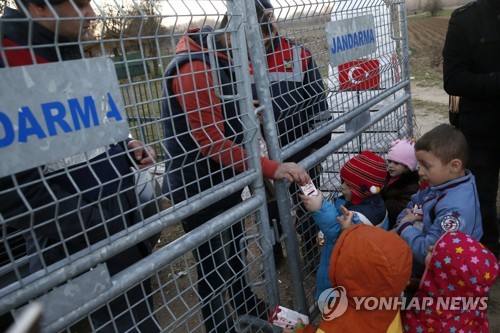 메르켈, 유럽행 난민 단속 거부한 터키에 "받아들일 수 없어"