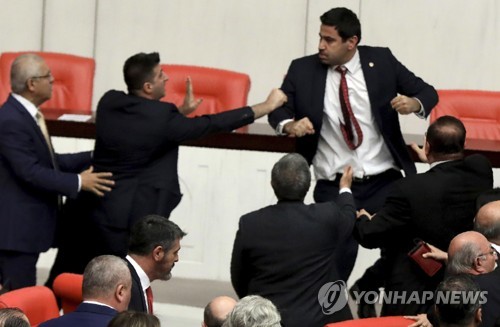 "야당의원이 에르도안 비판했다고"…터키 의회 난투극