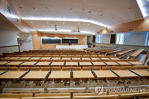 코로나19에 전세계로 확대되는 휴교령, 과연 최선일까