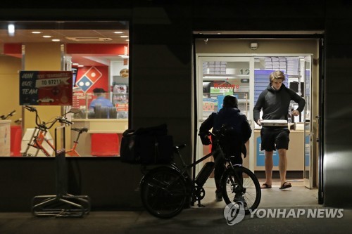 미 도미노 피자 1만명 채용…애플 온라인 판매 일부 제한(종합)