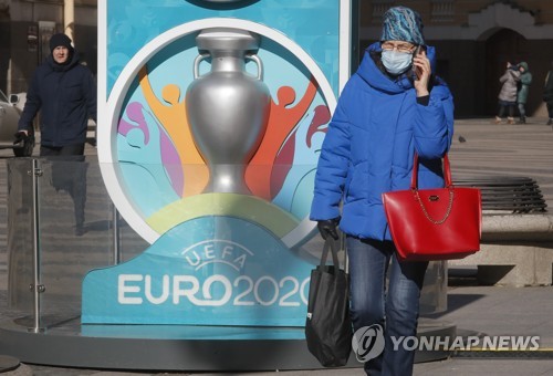 유럽축구연맹, 코로나19에 백기…'유로 2020 1년 연기'(종합)