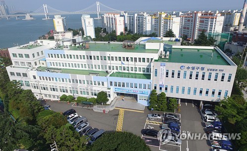 부산 수영구 모든 주민에 5만원씩 긴급자금…선불카드 형태