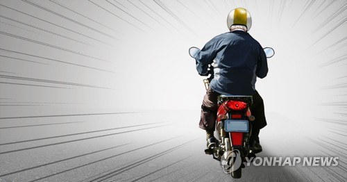 승용차가 주행 중인 오토바이 충격 40대 운전자 숨져
