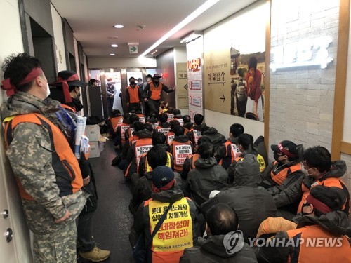 롯데칠성 하청 노동자들, 본사 점거농성…차별 개선 촉구