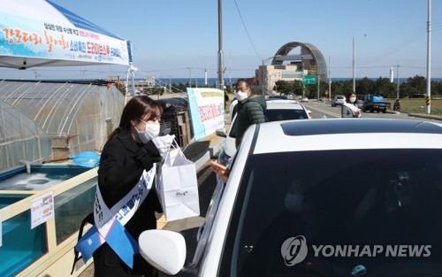 "차에서 내리지 마세요"…제주광어회도 '드라이브 스루'로 산다